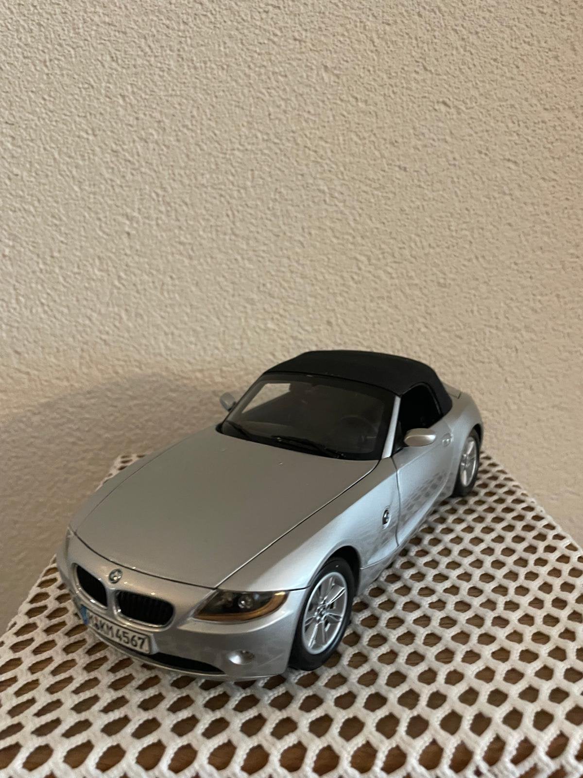 BMW Z4 van KYOSHO ZILVERGRIJS NIEUW IN ORIGINELE VERPAKKING, Hobby en Vrije tijd, Modelauto's | 1:18, Ophalen of Verzenden, Zo goed als nieuw