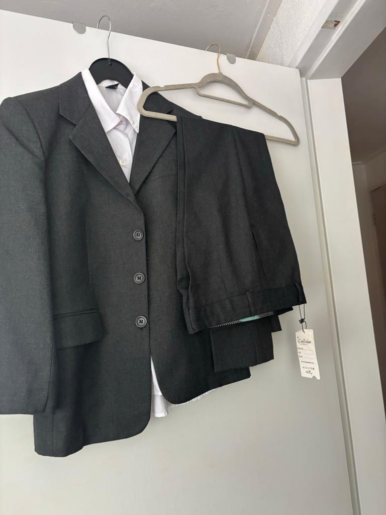 Donkergrijs kostuum - Jasje en broek, Kinderen en Baby's, Kinderkleding | Maat 128, Ophalen of Verzenden, Nieuw