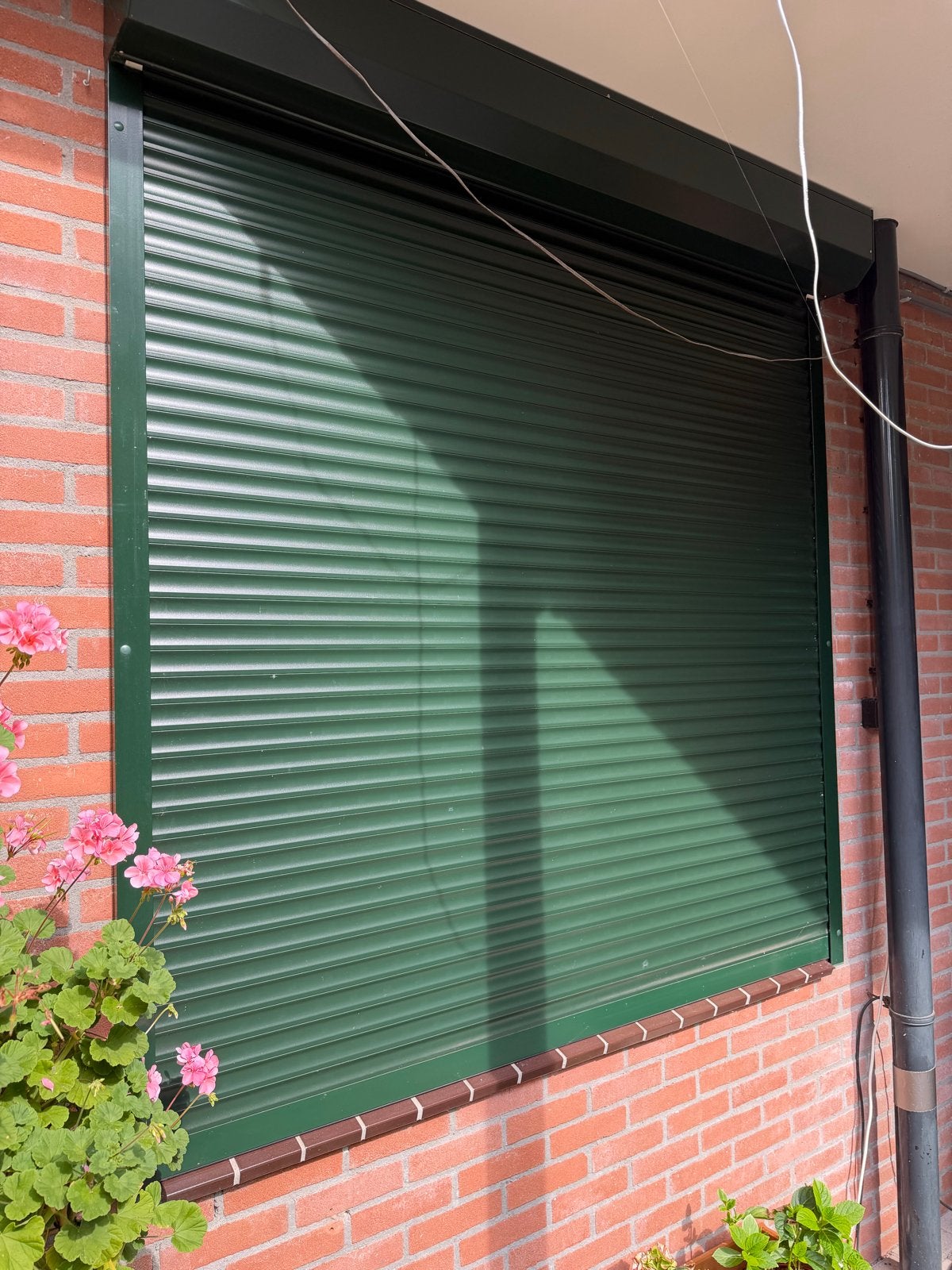 Groen rolluik met elektrische bediening, Doe-het-zelf en Verbouw, Rolluiken, Ophalen, Overige kleuren, 150 tot 200 cm, Zo goed als nieuw