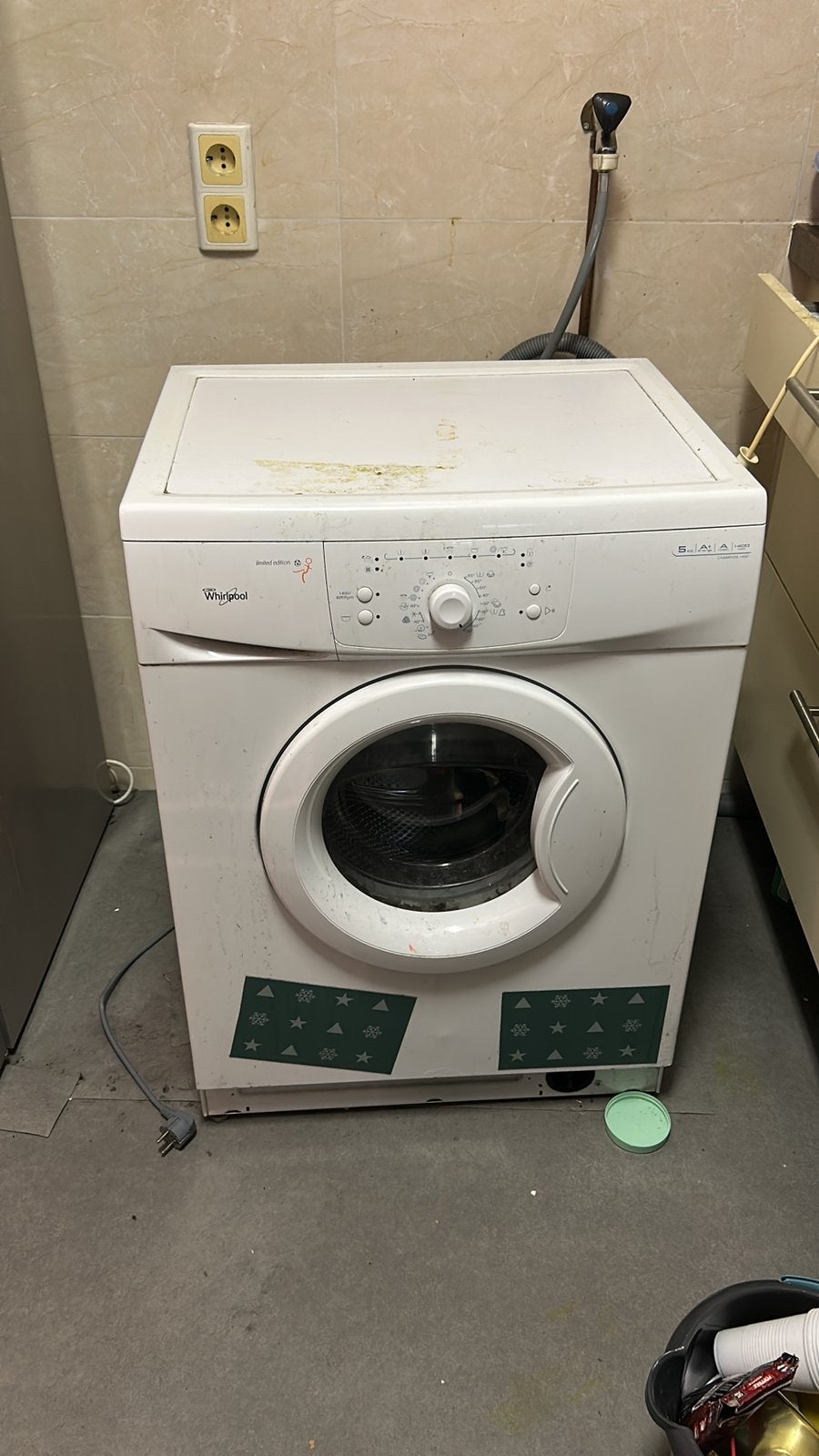 Oud ijzer kapotte wasmachine, Ophalen
