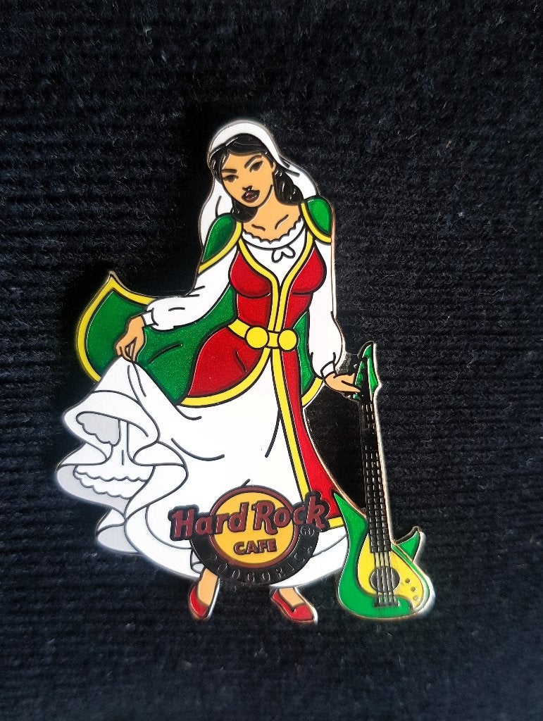 Hard rock cafe Podgorica dame in klederdracht pin speldje, Ophalen of Verzenden, Zo goed als nieuw, Overige typen
