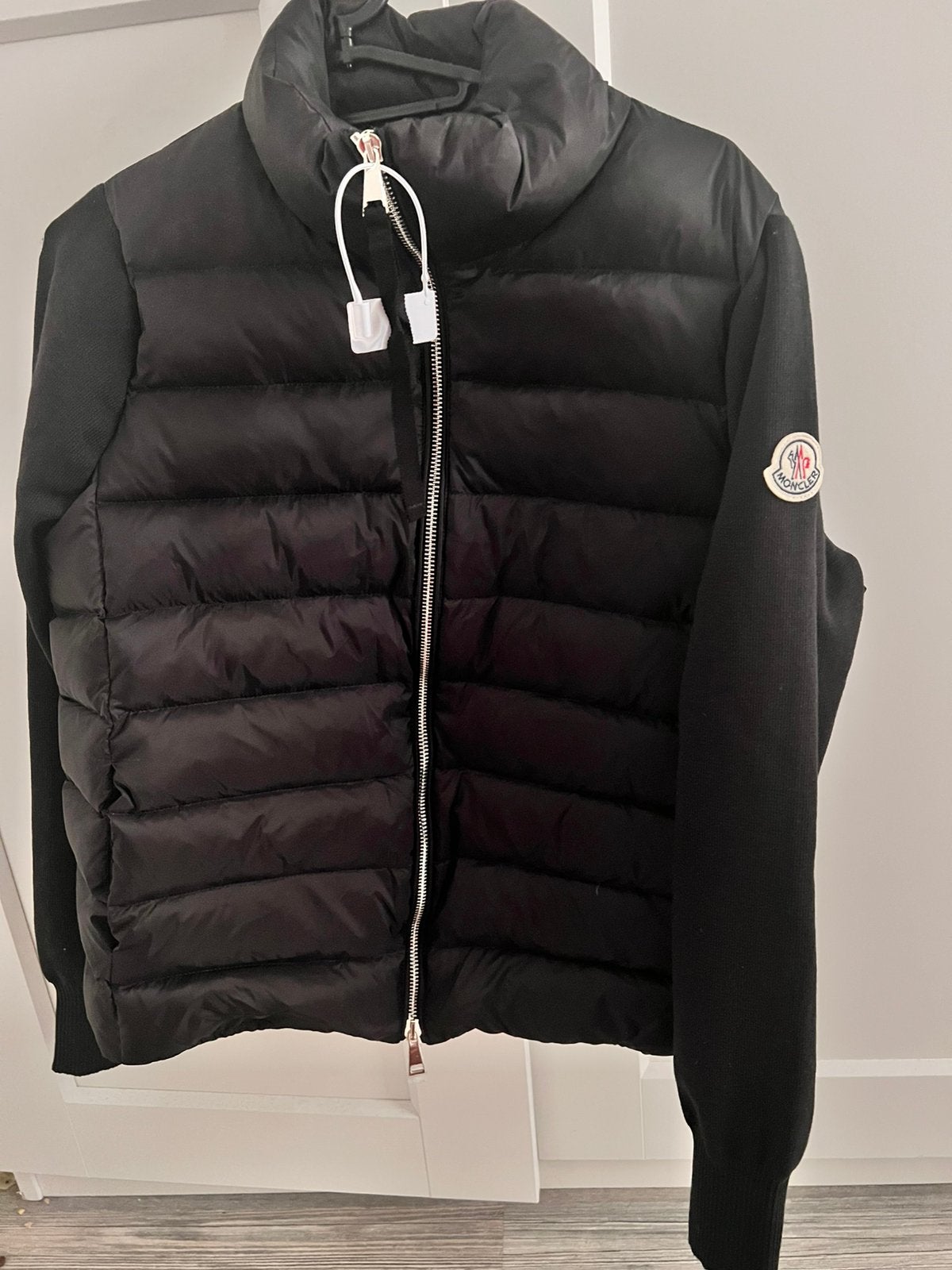 Gloednieuwe moncler cardigan jacket maat s, Kleding | Heren, Bodywarmers, Ophalen of Verzenden, Zo goed als nieuw, Zwart