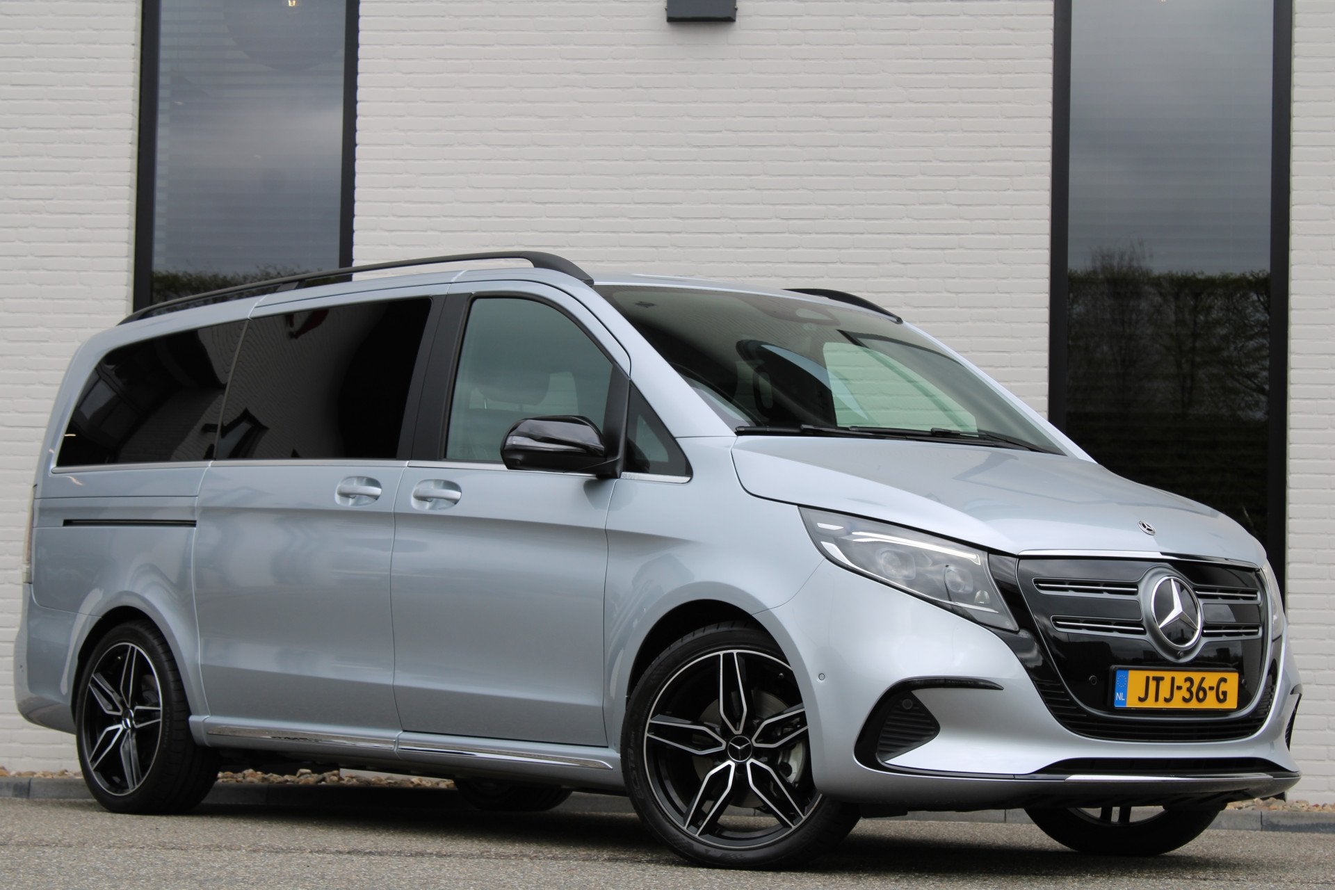 Mercedes-Benz EQV 300 L2 / AMG / New Model / Luchtvering / 7, Auto's, Dealer onderhouden, Gebruikt, Met garantie (alle), 2535 kg