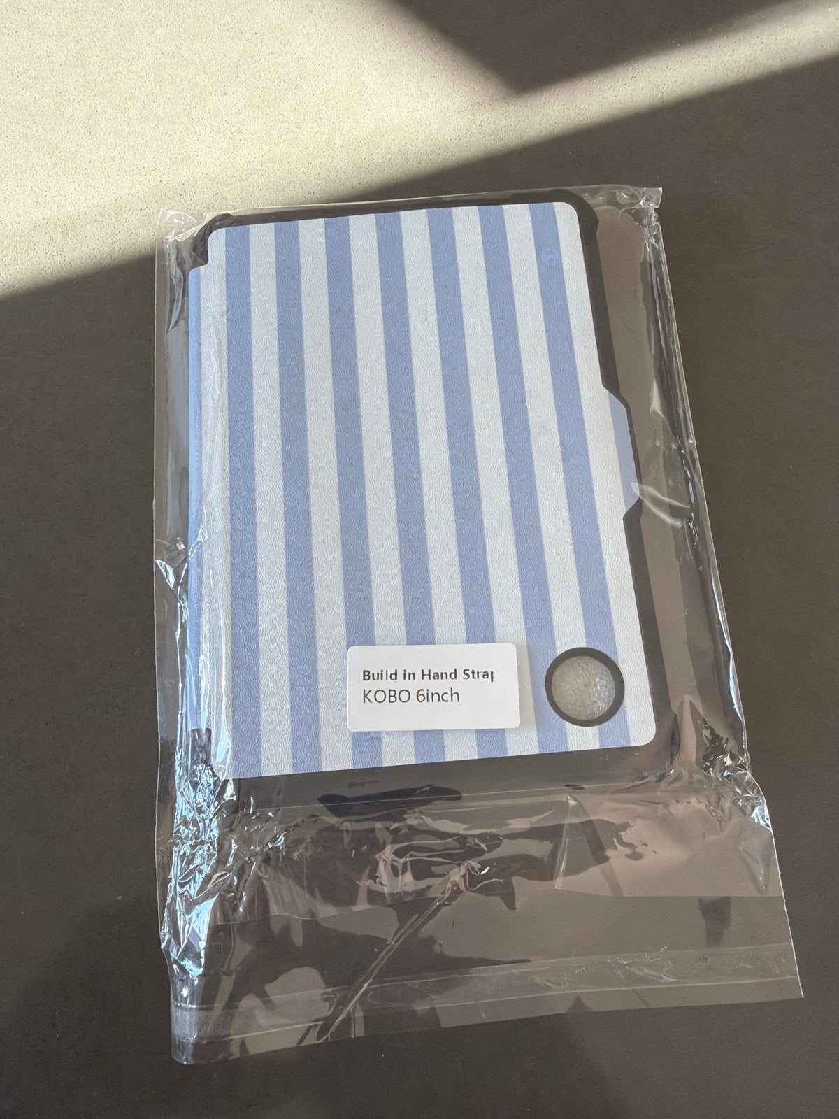 Kobo 6 inch hoesje met handband - Blauw gestreept, Ophalen of Verzenden, Nieuw, 6 inch of minder