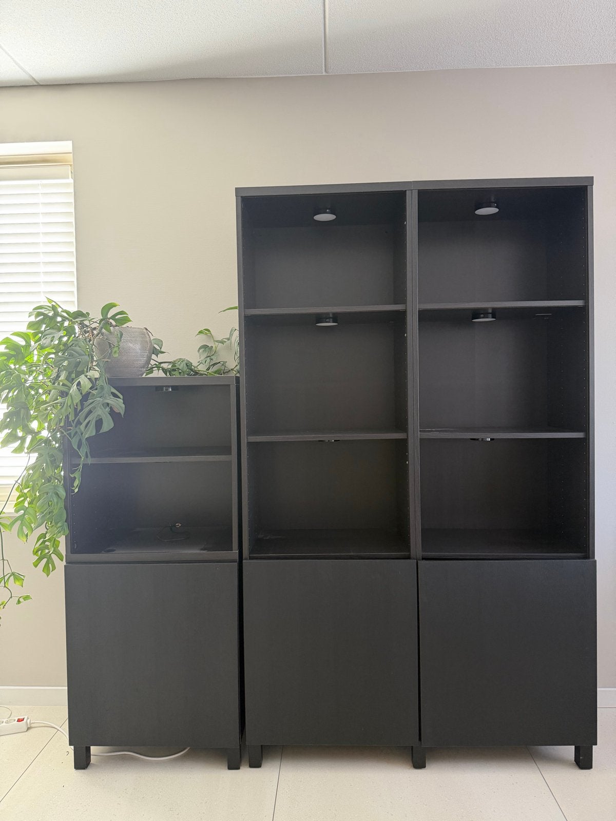 Ikea Besta zwarte boekenkasten met deuren en verlichting, Ophalen, Gebruikt, 200 cm of meer, 200 cm of meer