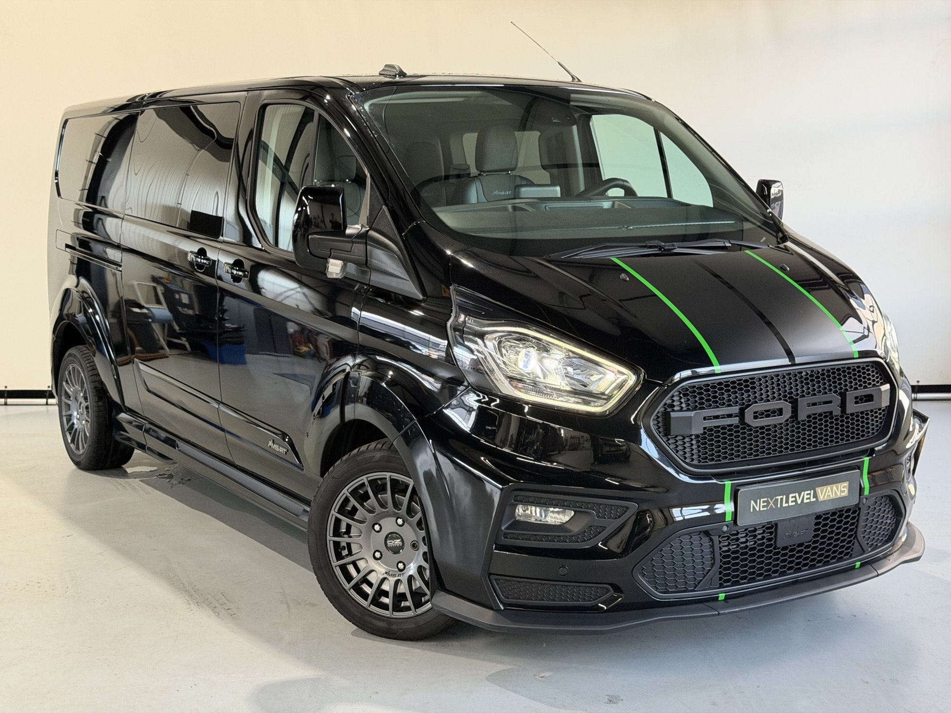 Ford Transit Custom 320 2.0 TDCI L2H1 MS-RT DC 170 PK | Trek, Auto's, 15 km/l, 4 cilinders, Zwart, Origineel Nederlands