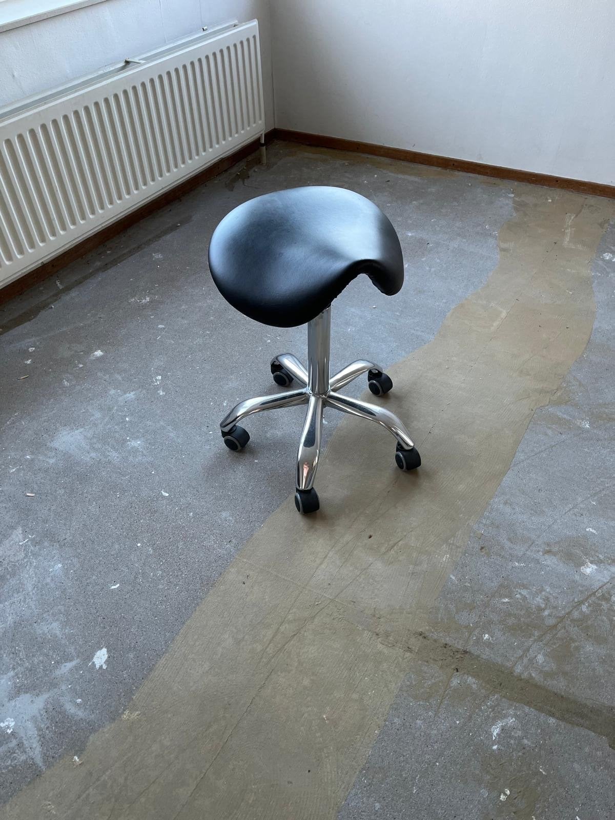 Zwarte ergonomische zadelkruk op wielen, Ophalen, Gebruikt, Zwart, Bureaukruk