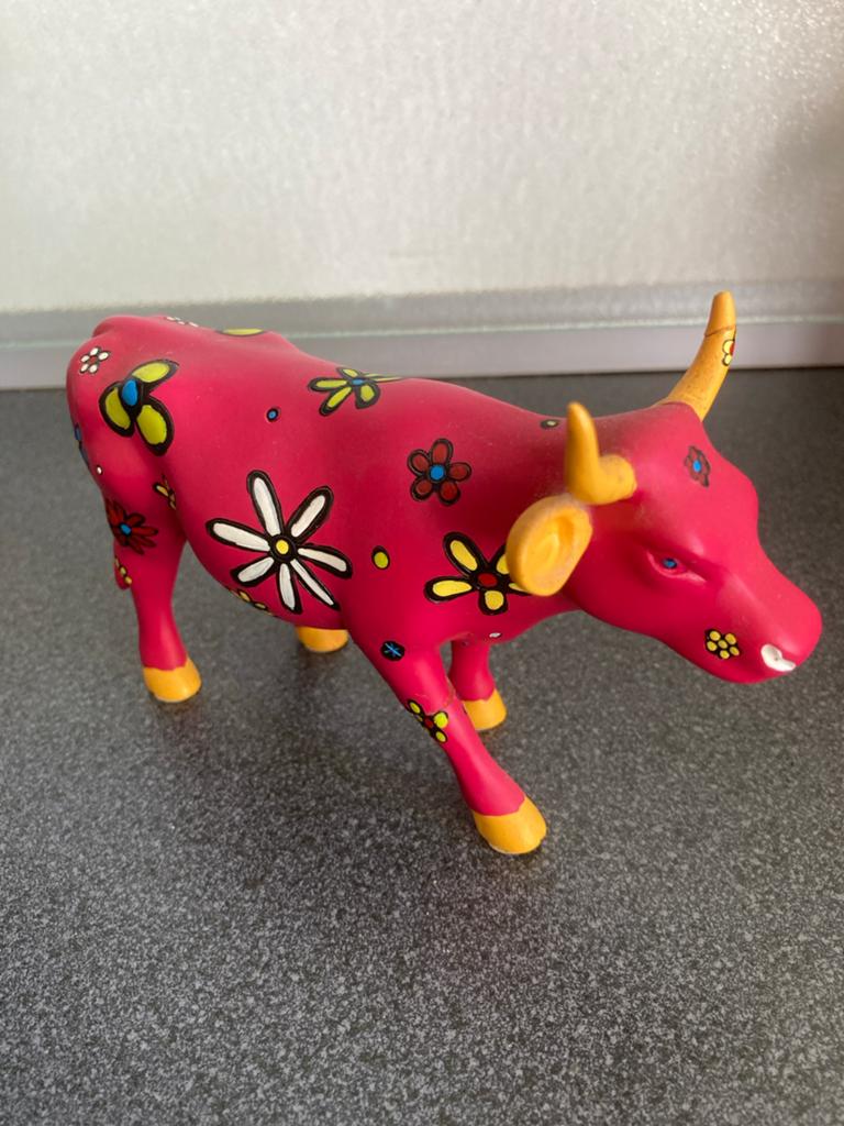 Cow Parade beeldje roze met bloemen, Ophalen of Verzenden, Zo goed als nieuw, Steen, Aardewerk of Keramiek, Dier