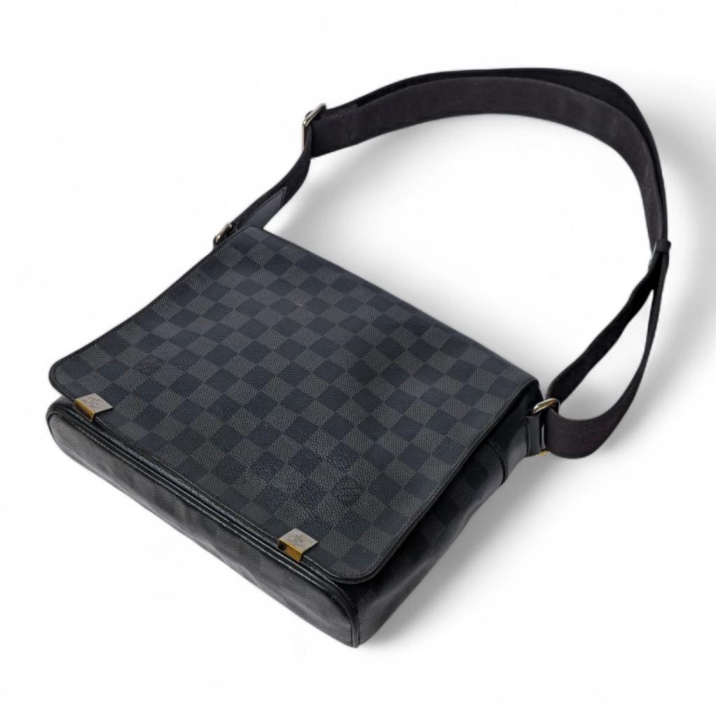 Louis Vuitton Damier Graphite District PM 2018, Louis Vuitton, Gebruikt, Support@louisvuitton.com, 2 Rue du Pont Neuf
75001 Paris
France