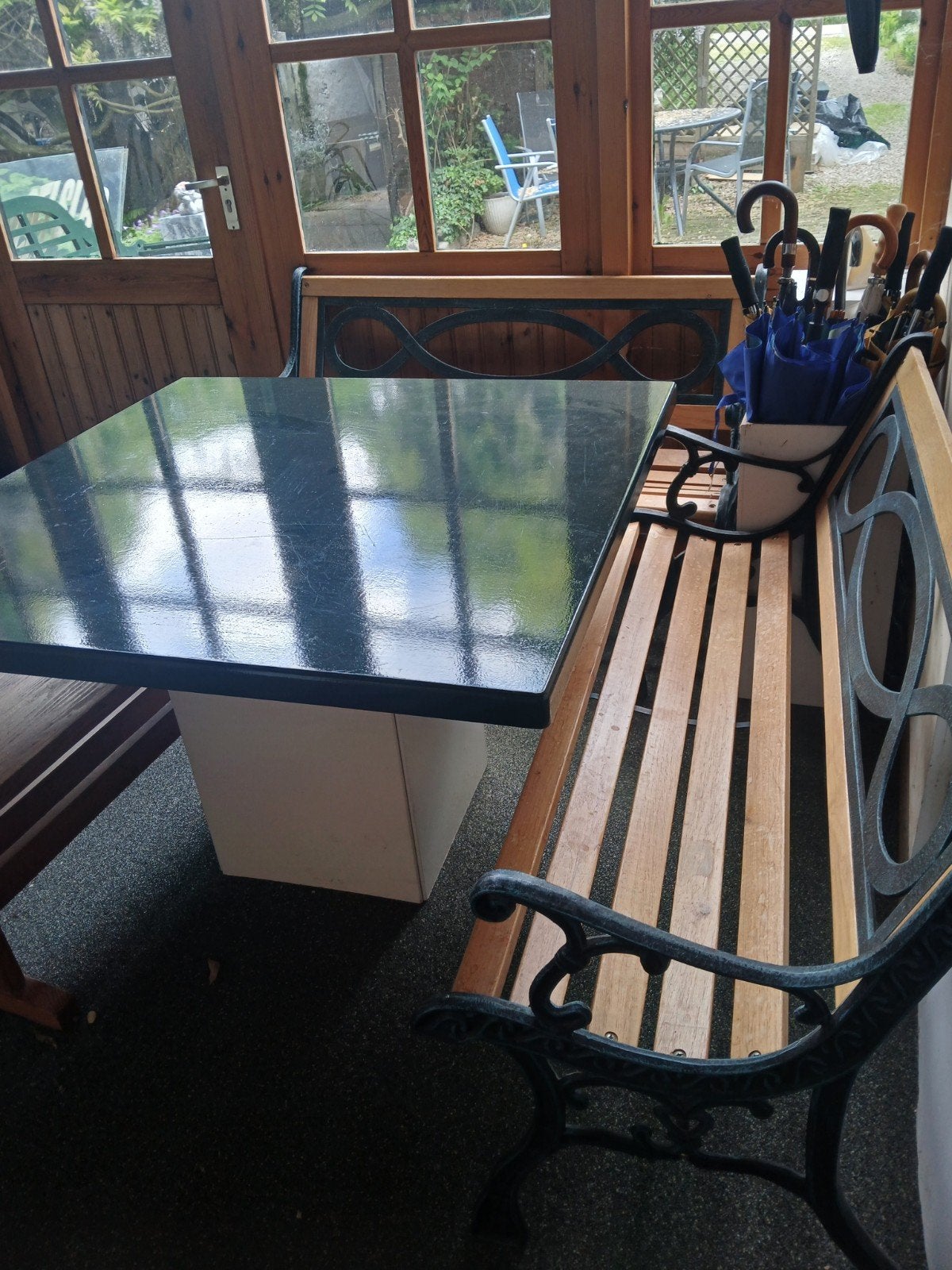 Robuuste tuinbank met gietijzeren frame en houten latten, Gebruikt, Klassiek, Tuinbank, 150 tot 200 cm, Driepersoons