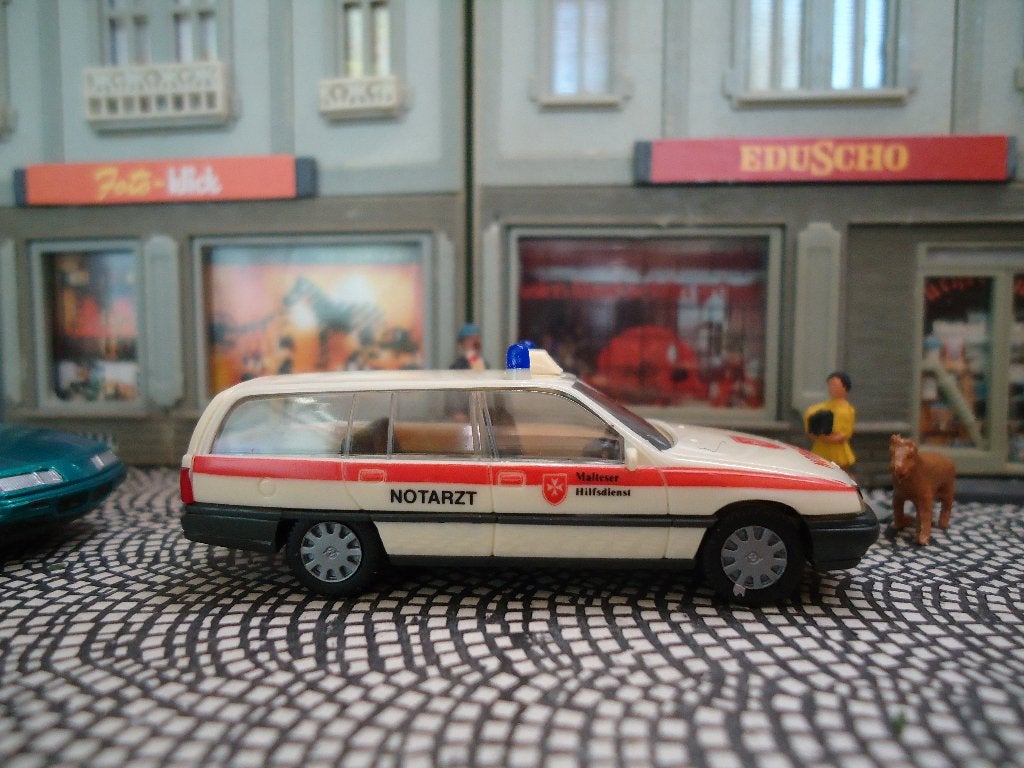 Opel Omega A Caravan - Herpa Ambulance Malteser Hilfsdienst, Ophalen of Verzenden, Nieuw, Auto, Herpa