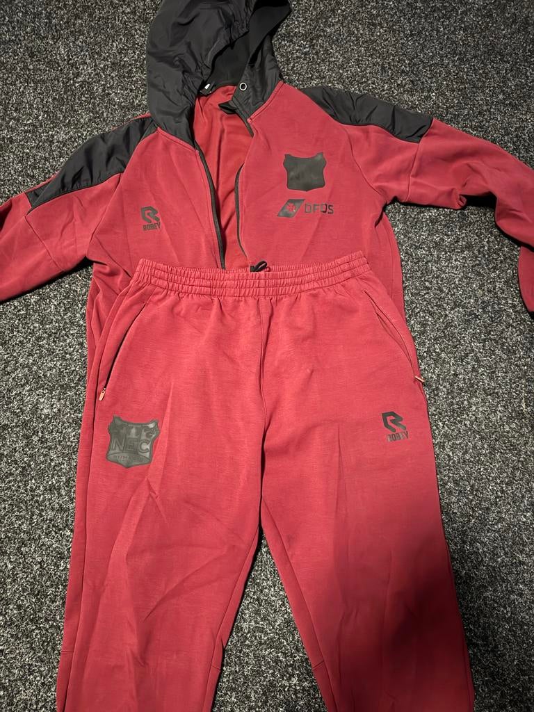 Rood trainingspak NEC mt L, Kleding | Heren, Sportkleding, Maat 52/54 (L), Ophalen of Verzenden, Zo goed als nieuw, Voetbal