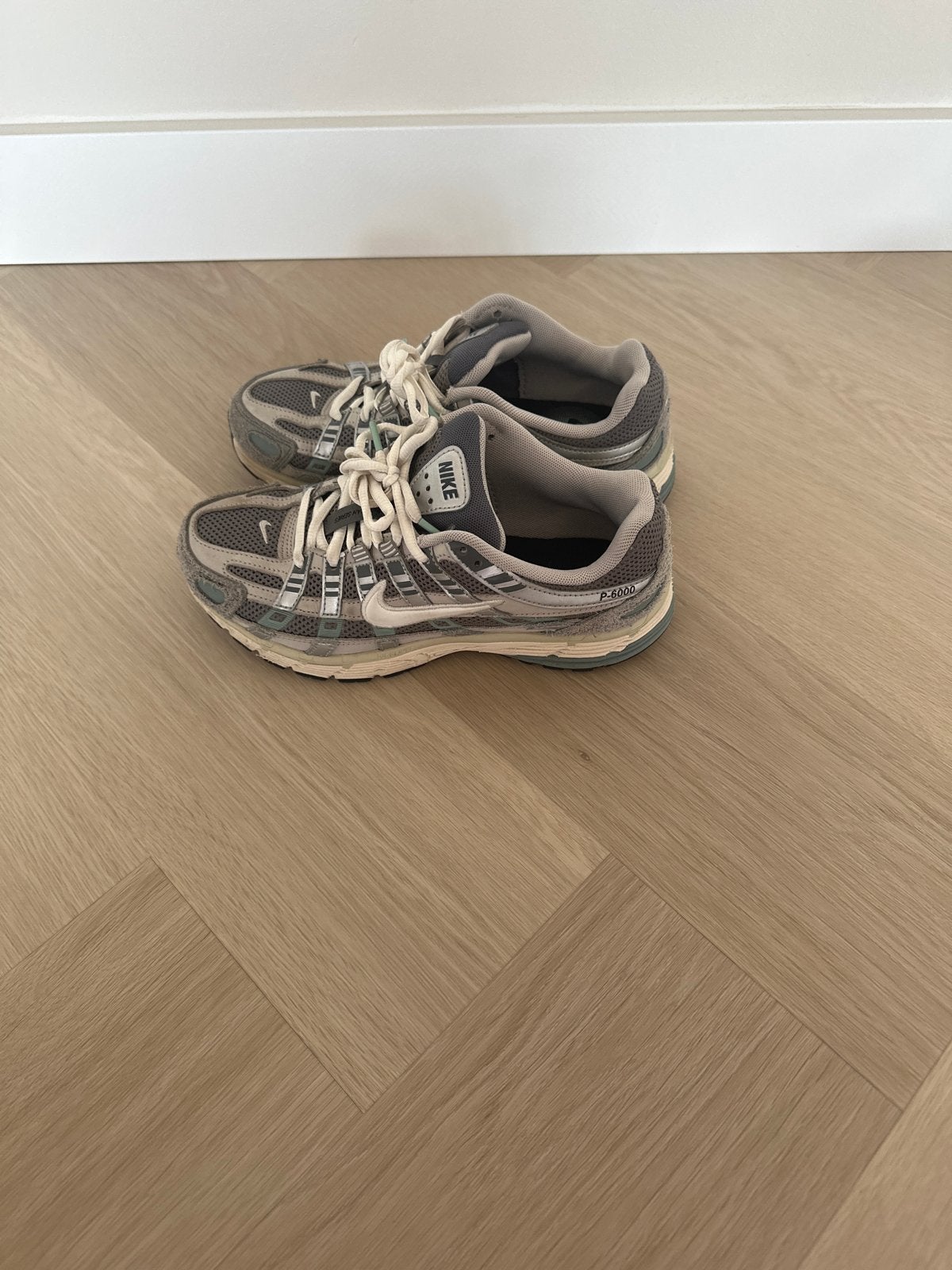 Nike P-6000 sneakers - Grijs, Kleding | Dames, Ophalen of Verzenden, Gedragen, Grijs, Sneakers of Gympen