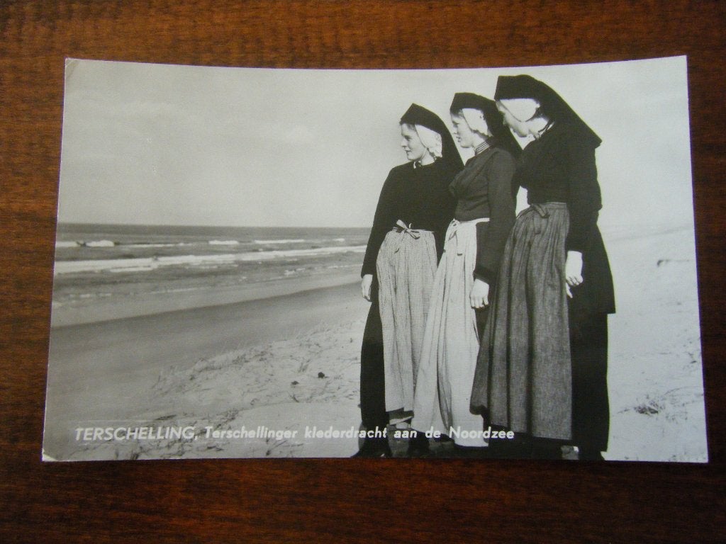 F89 - Terschelling - Klederdracht - Strand - Mooi/Oud, Ophalen of Verzenden, 1960 tot 1980, Waddeneilanden