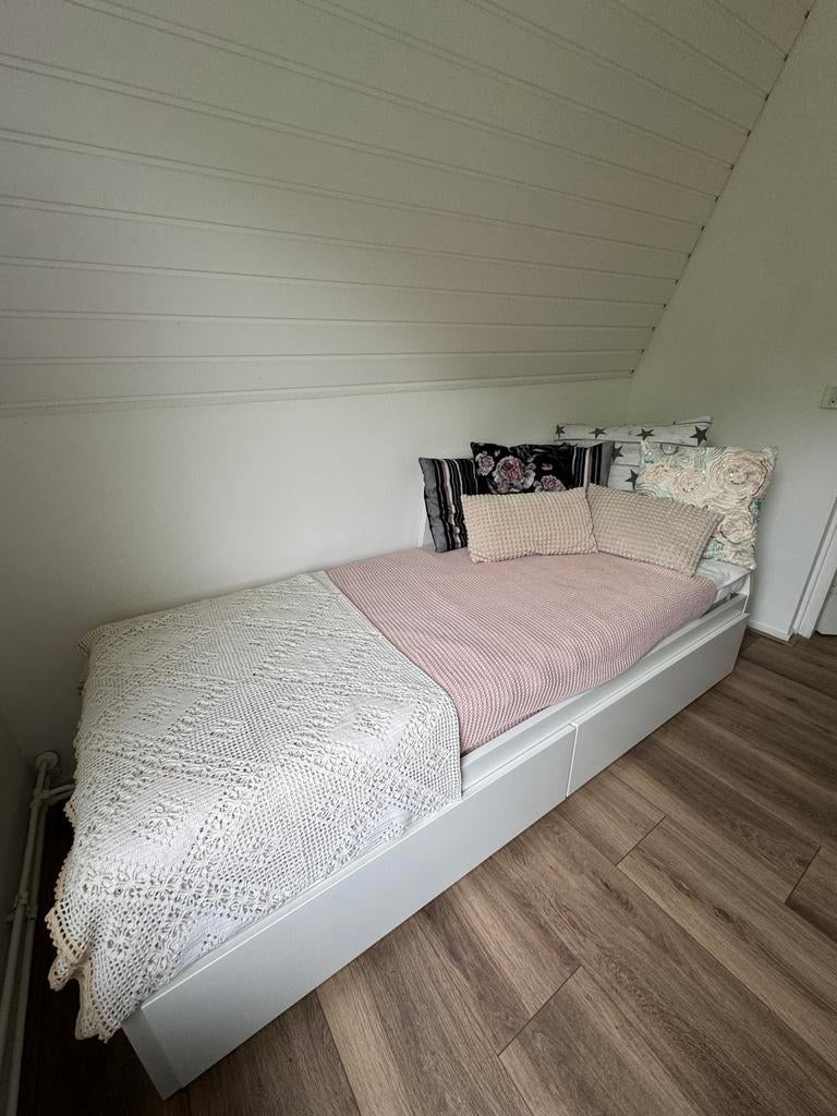 IKEA Flekke bedbank met 2 lades – 80x200 (uitschuifbaar) 🛏️, Huis en Inrichting, Slaapkamer | Bedden, Ophalen, Wit, Tweepersoons