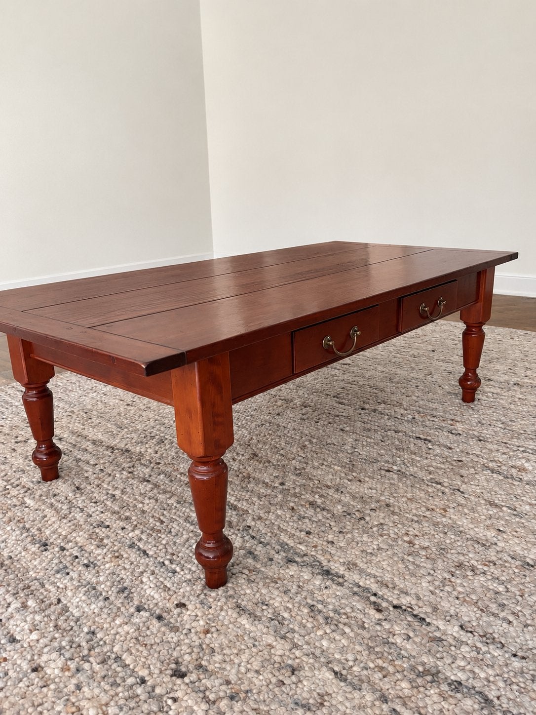 Klassieke kersenhouten salontafel met gedraaide poten, Ophalen, 50 – 75, Gebruikt, 100 tot 150 cm