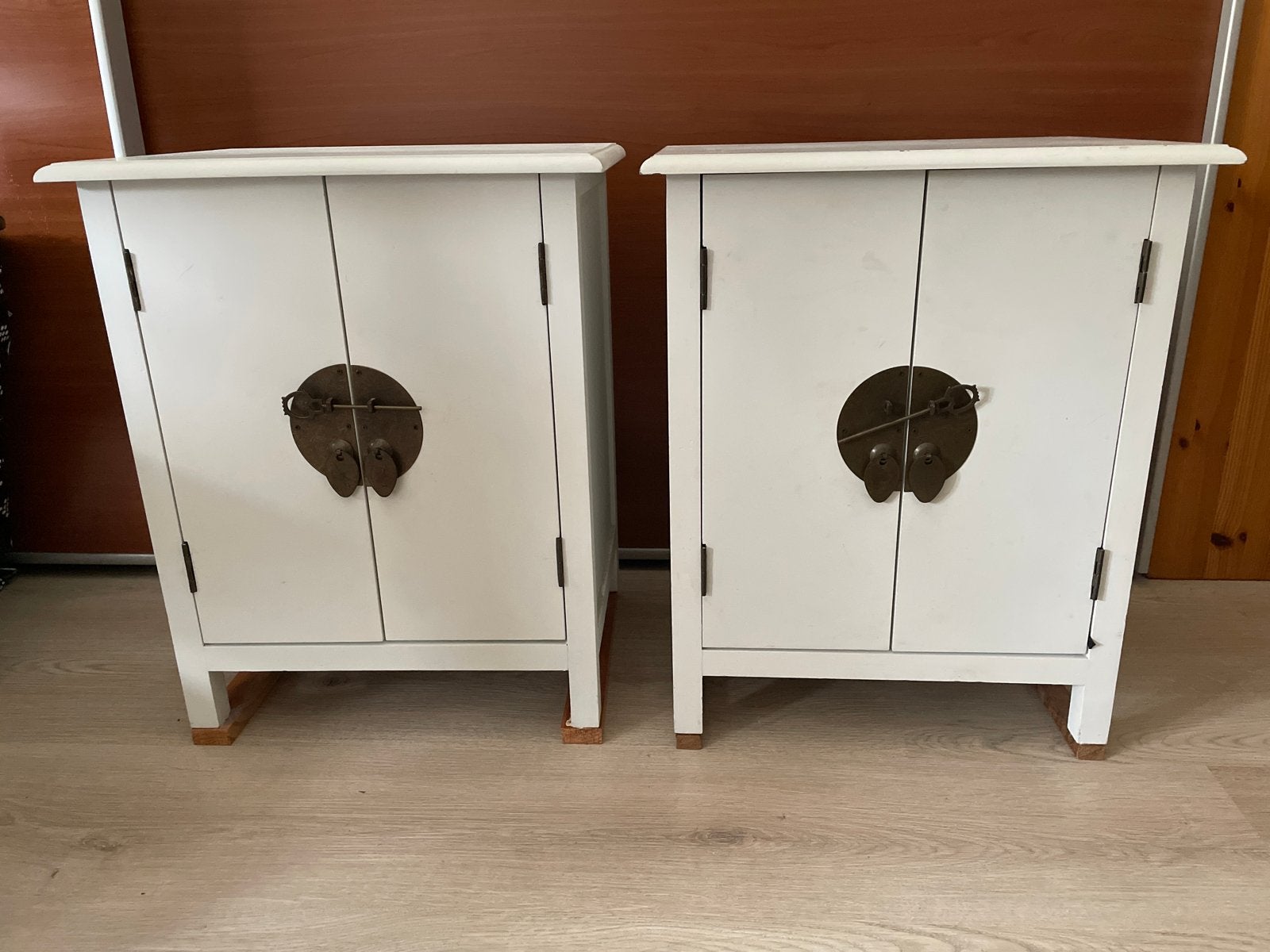 Kleine witte nachtkastjes met oosters beslag, Ophalen, Gebruikt, Minder dan 45 cm, Minder dan 55 cm