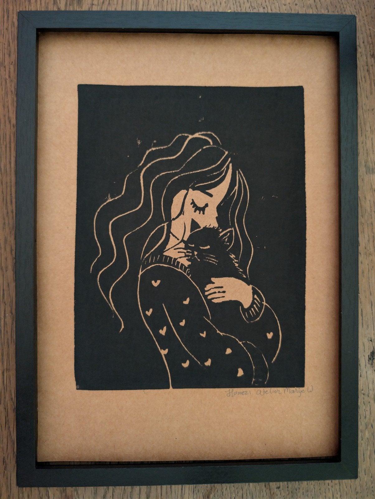 Linosnede linodruk 'Home' vrouw met kat  Atelier Marije W., 2000 tot heden, 30 cm, Overige technieken, Ophalen of Verzenden