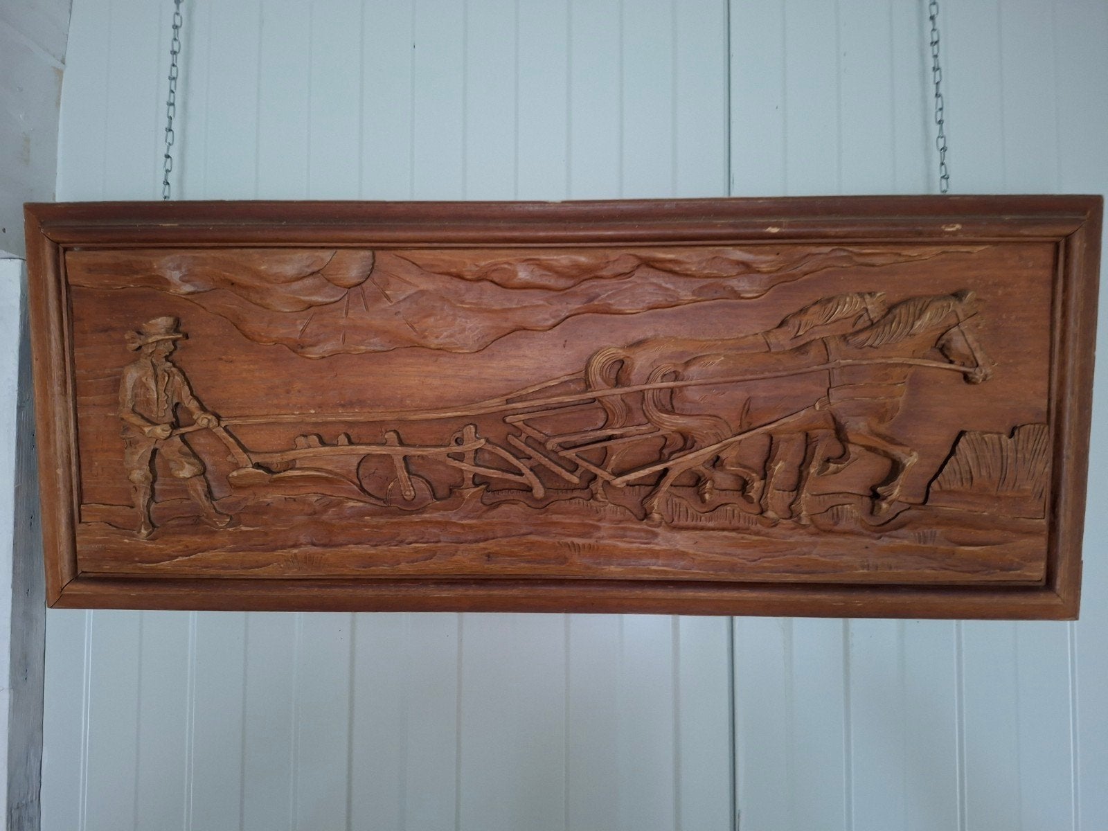 Houtsnijwerk: Boer met paarden ploegend op het land, Antiek en Kunst, Houtsnijwerk, Handgemaakt, Scène, Hout