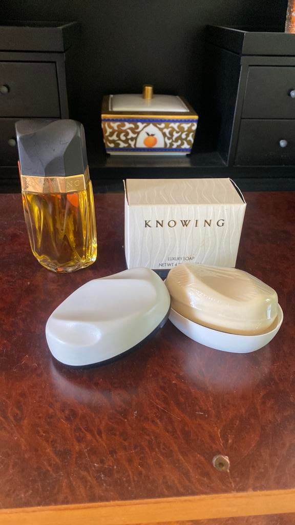 Estee Lauder knowing eau de parfum & soap, Ophalen of Verzenden, Nieuw, Bad & Douche
