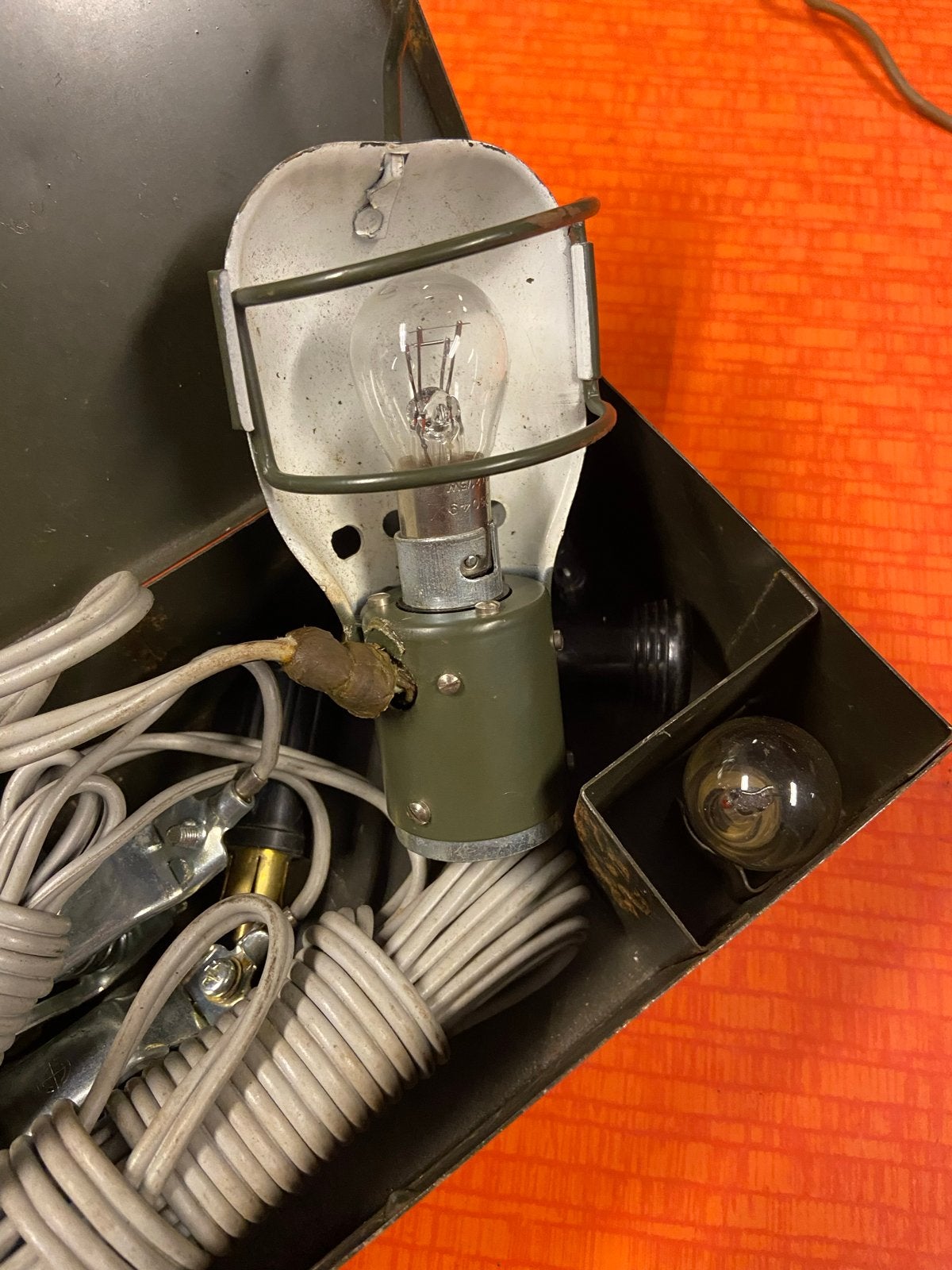 Militaire inspectielamp 24V in blikken doos, Ophalen of Verzenden, Landmacht, Overige typen