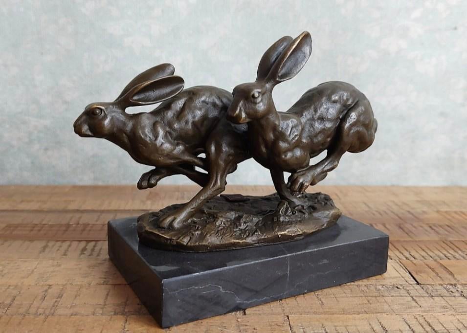 Bronzen beeld van twee rennende Hazen op Marmeren Sokkel, Antiek en Kunst, Ophalen of Verzenden