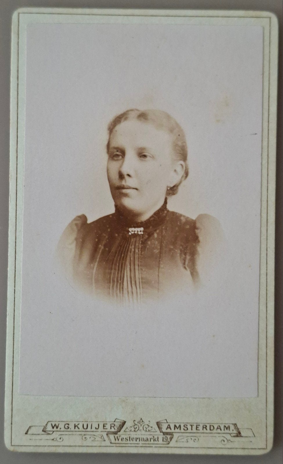 315 cdv vrouw Amsterdam fotograaf W.G. Kuijer, Ophalen of Verzenden, Voor 1940, Gebruikt, Overige onderwerpen