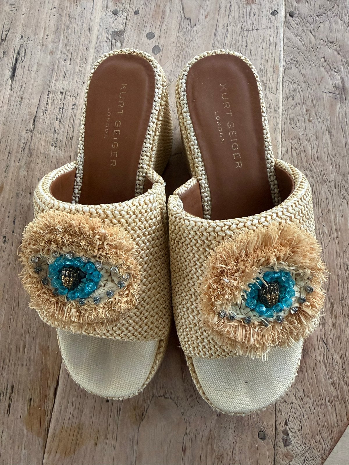 Kurt Geiger London Slippers met Oogdetail maat 41, Ophalen of Verzenden, Gedragen, Beige, Slippers