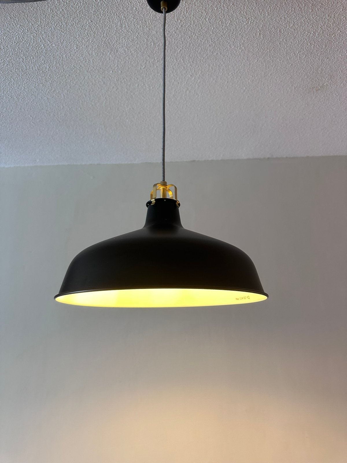 2 ikea industriële hanglampen zwart met goude detail, Ophalen, Zo goed als nieuw