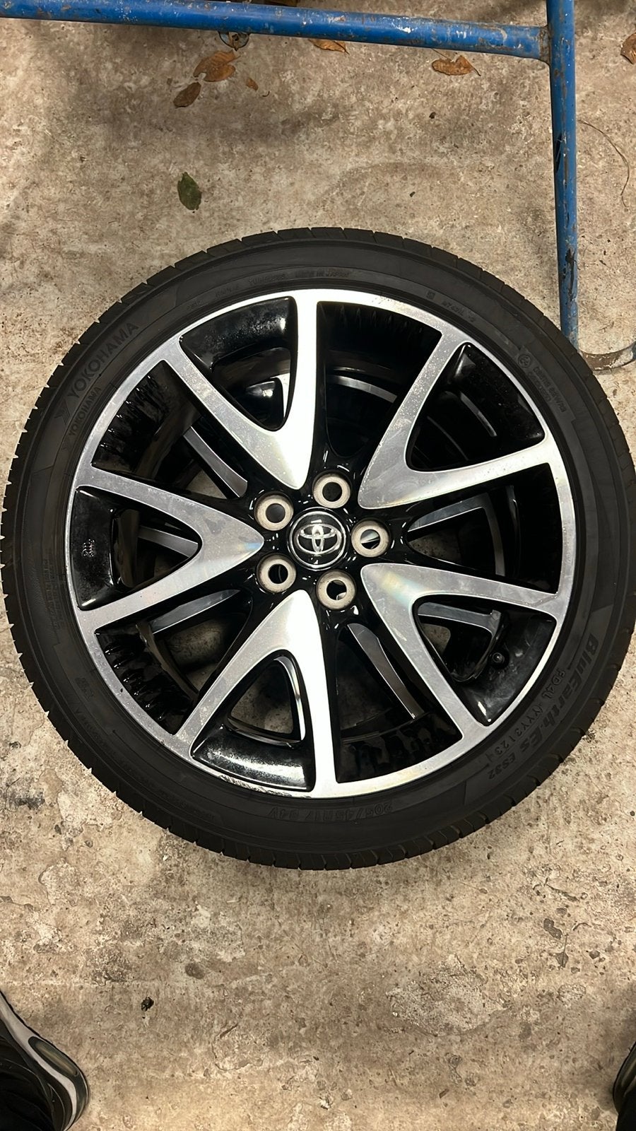 Toyota Yaris MK4 (2020-2026) Velgen met zomerbanden, Ophalen, Gebruikt, Banden en Velgen, 17 inch