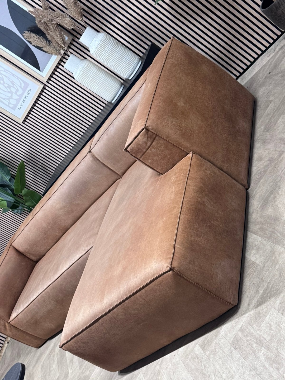 WOOOD Bean Hoekbank Eco Leer  - Cognac - 305 x 175, Huis en Inrichting, Banken | Bankstellen, Woood bean hoekbank modern industrieel cognac stoer