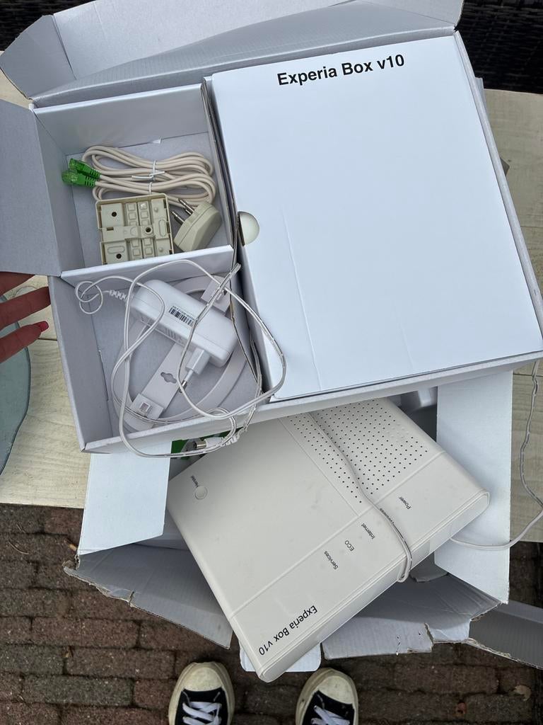 Experia Box v10 Router/Modem - KPN, Computers en Software, Routers en Modems, Ophalen of Verzenden, Gebruikt, Router met modem