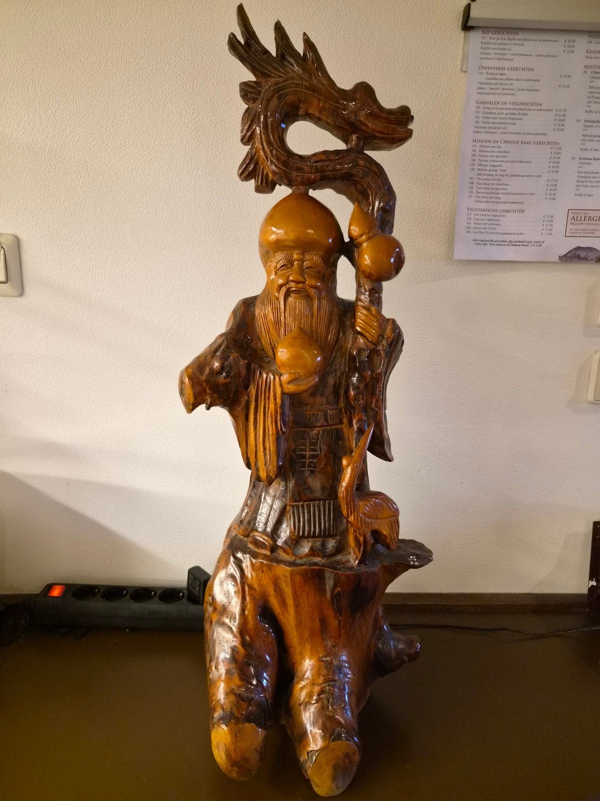 Groot houten beeld van Chinese wijze met draak - 78 cm, Ophalen, Houtsnijwerk, 50 - 100 cm, Handgemaakt