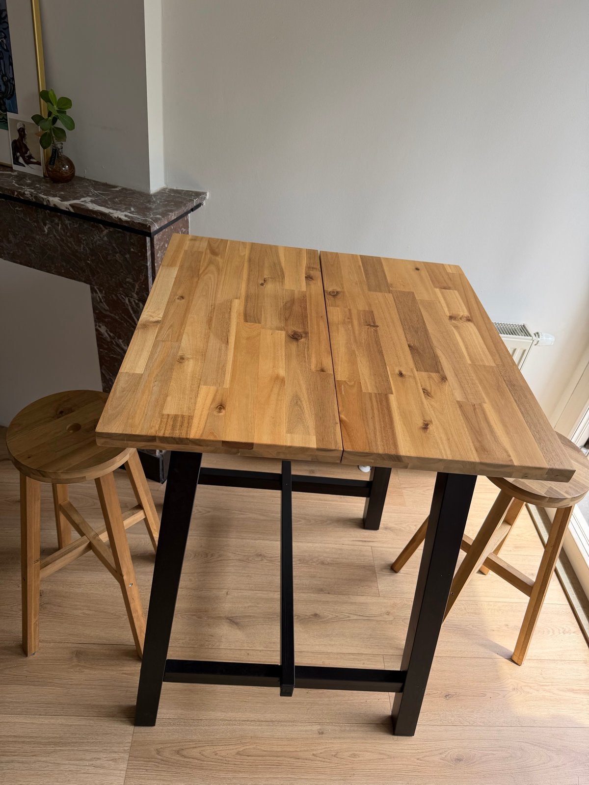 IKEA Skogsta eettafel/bartafel van massief acaciahout, Huis en Inrichting, Tafels | Eettafels, Ophalen, Gebruikt, 100 tot 150 cm