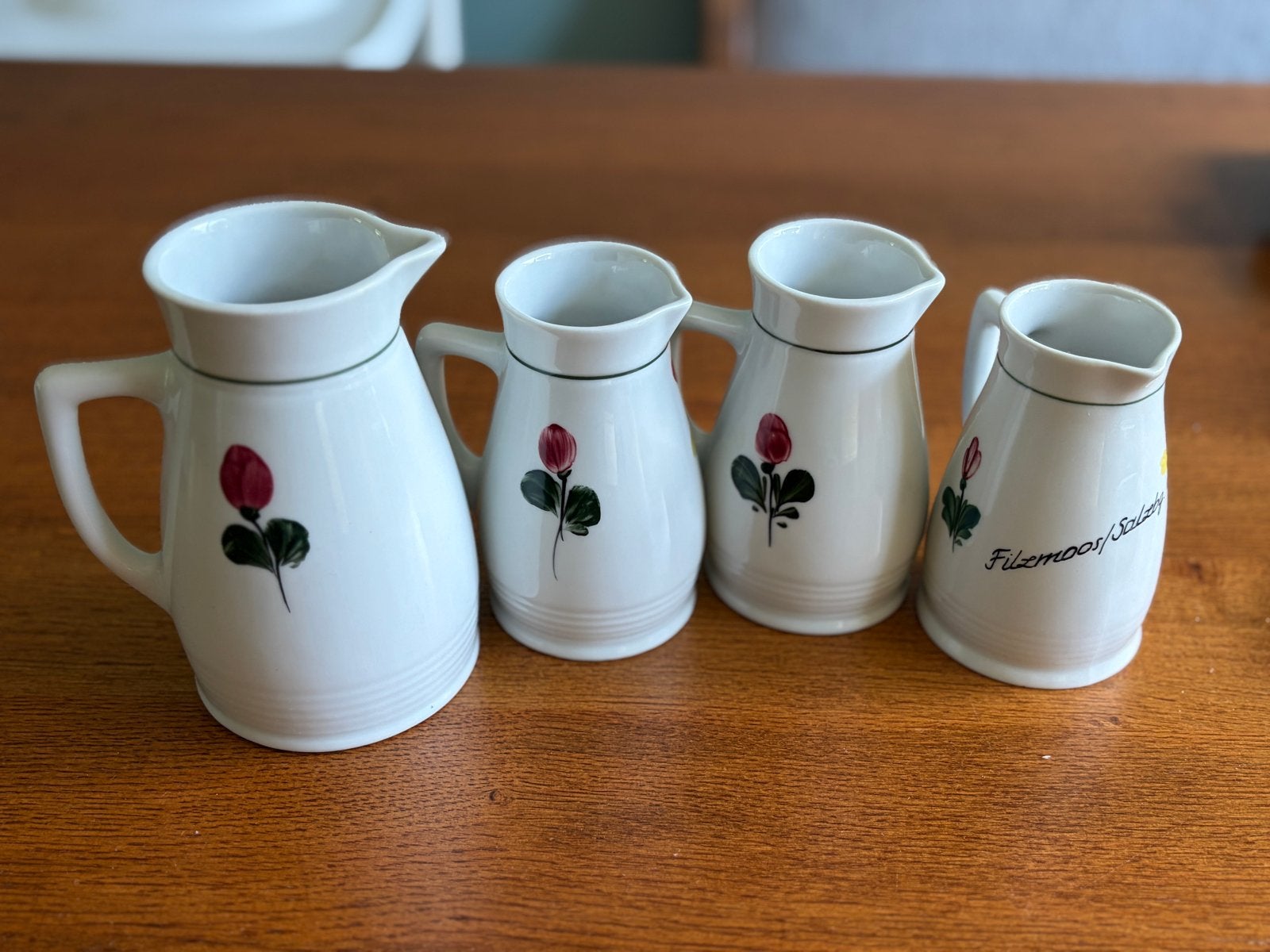 Set van 4 Lilien Porzellan kannetjes, handgeschilderd, Ophalen