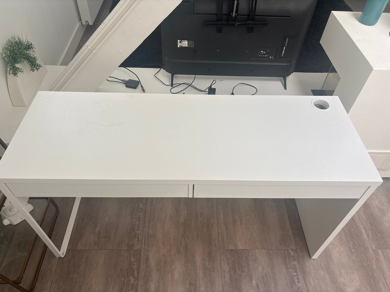 Wit bureau met twee lades en kabeldoorvoer