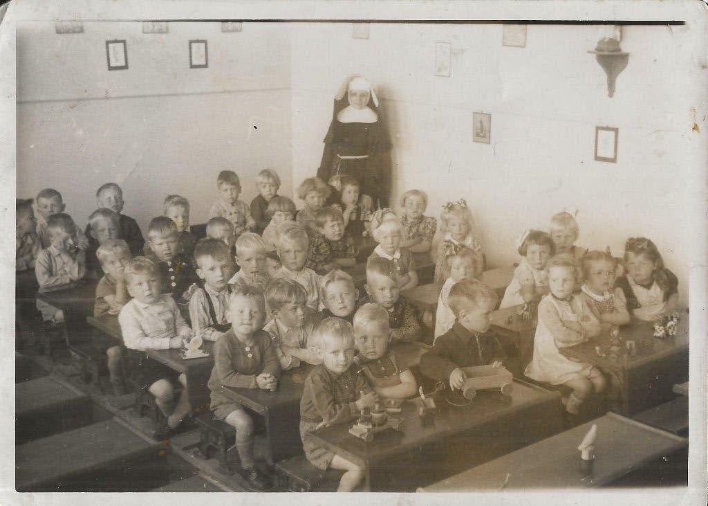 Westland e Lier?? Kleuterklas met non Foto 24 sept 1943, Ophalen of Verzenden, 1940 tot 1960, Ongelopen, Zuid-Holland