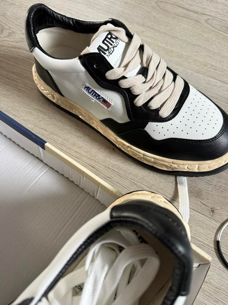 Autry Medalist Sneakers Zwart/Wit - Zo goed als nieuw, Zwart, Ophalen of Verzenden, Sneakers of Gympen, Zo goed als nieuw