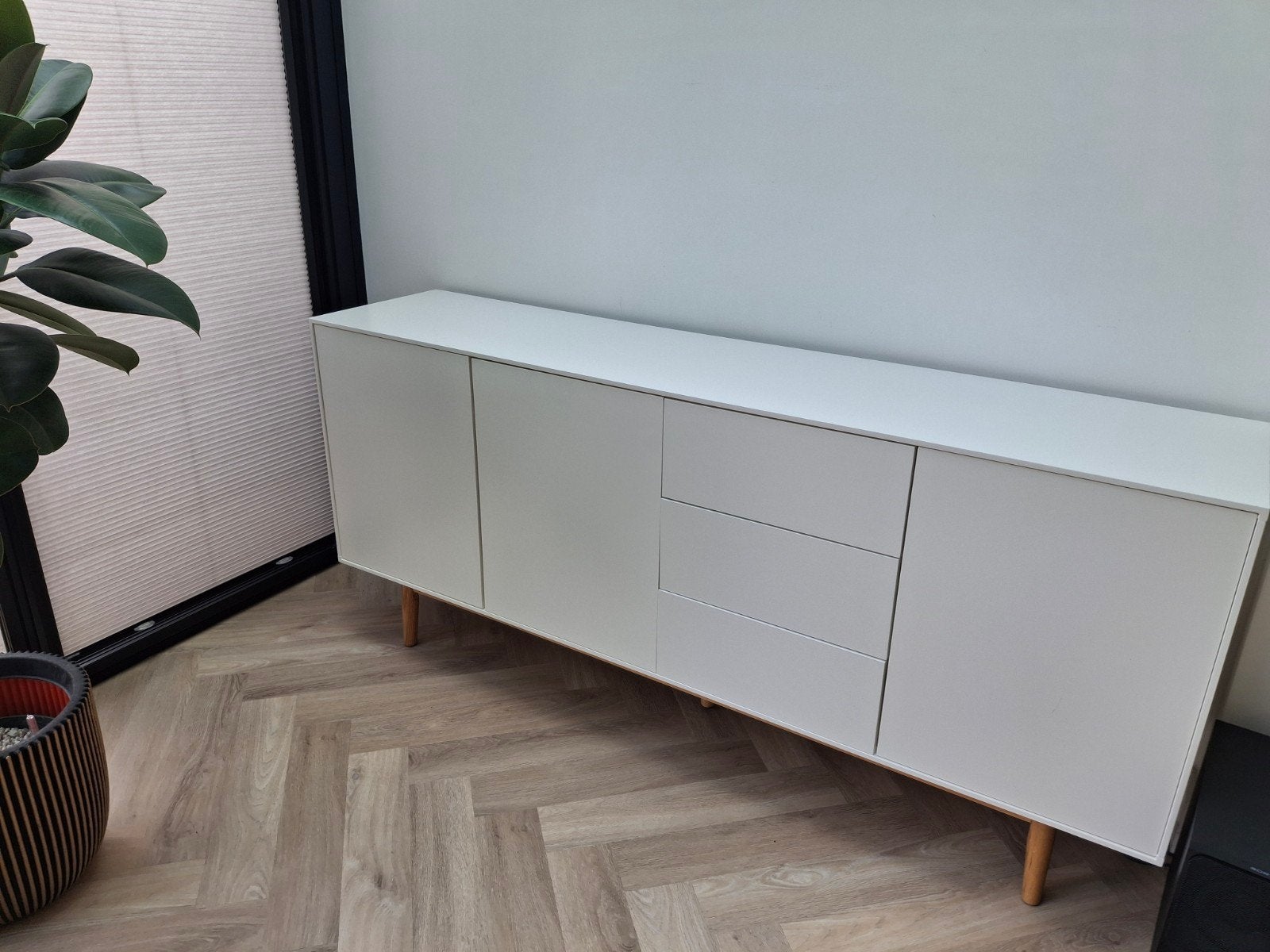 Dressoir Lindholm - Zo goed als nieuw, Ophalen, 150 tot 200 cm, Zo goed als nieuw, 25 tot 50 cm