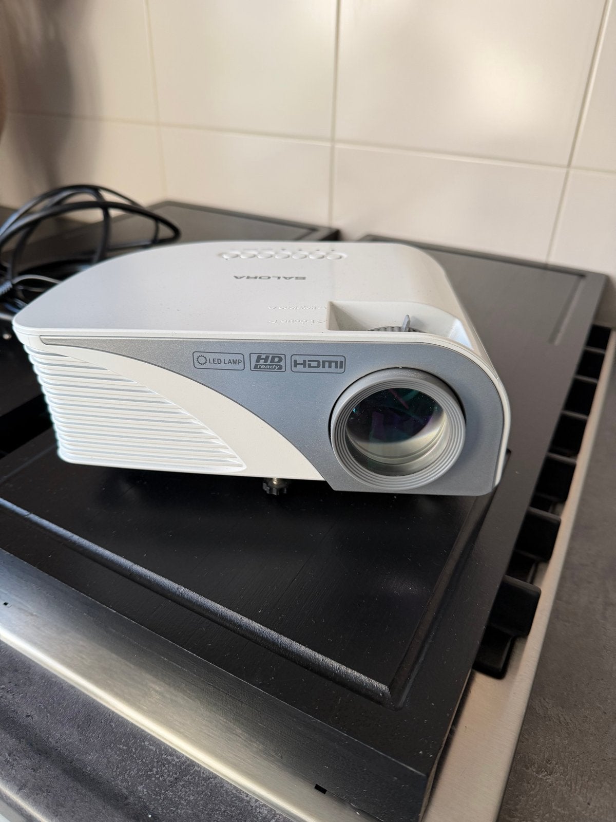 Salora LED Projector - Compact en Veelzijdig, Ophalen of Verzenden, Zo goed als nieuw, LED, Overige resoluties