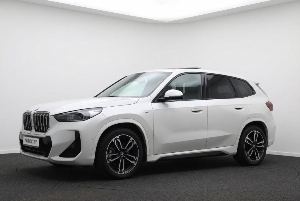 BMW iX1 30 xDrive M Sport 313 pk 100% SOH l Pano l Drive Ass, Auto's, BMW, Automaat, 0 cilinders, Gebruikt, USB