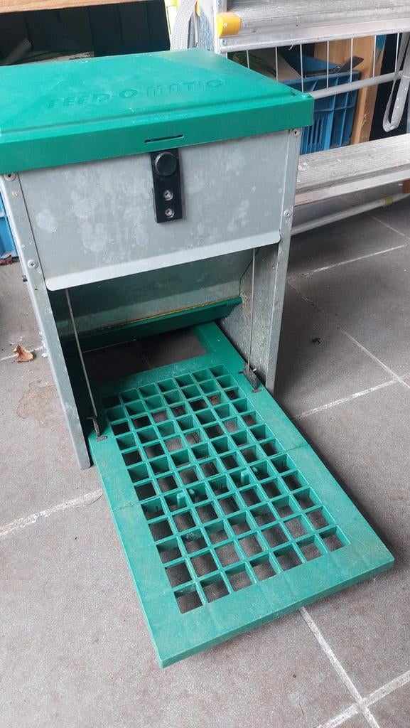 Voederbak kippen, trapbak, feedomatic 5 kg, Dieren en Toebehoren, Ophalen, Gebruikt, Drinken en Voederen