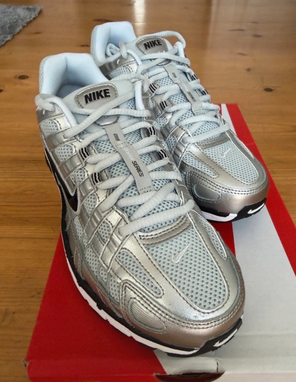 Nike P-6000 WMNS Metallic Silver, Kleding | Dames, Ophalen of Verzenden, Nieuw, Overige kleuren, Sneakers of Gympen