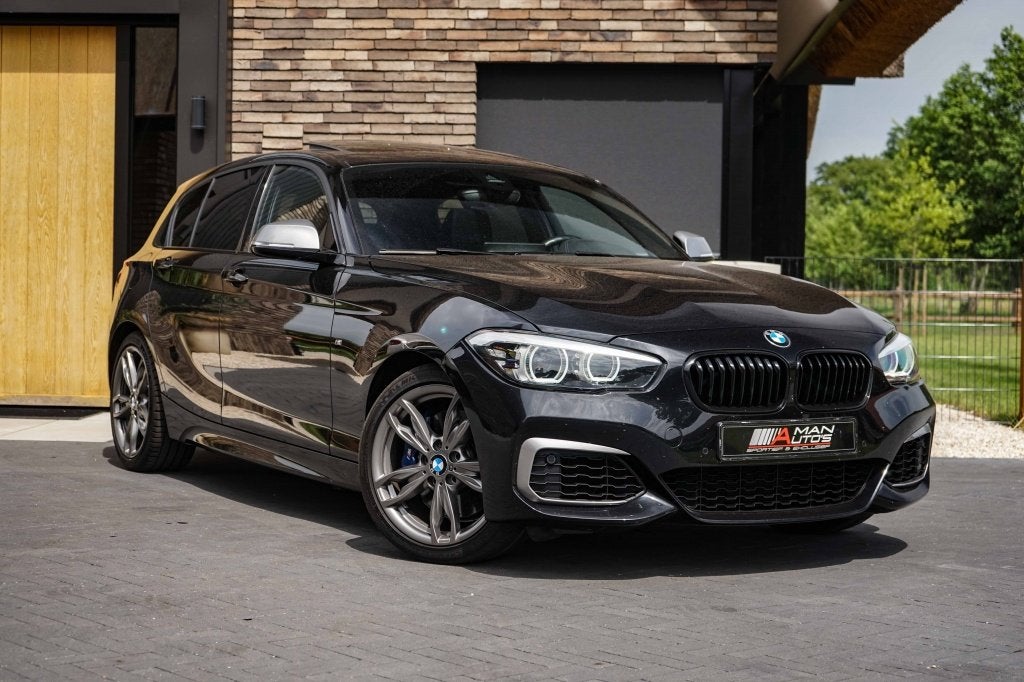 BMW 1-serie M140i xDrive Special Edition Akrapovic, Auto's, Gebruikt, Euro 6, Zwart, Bedrijf