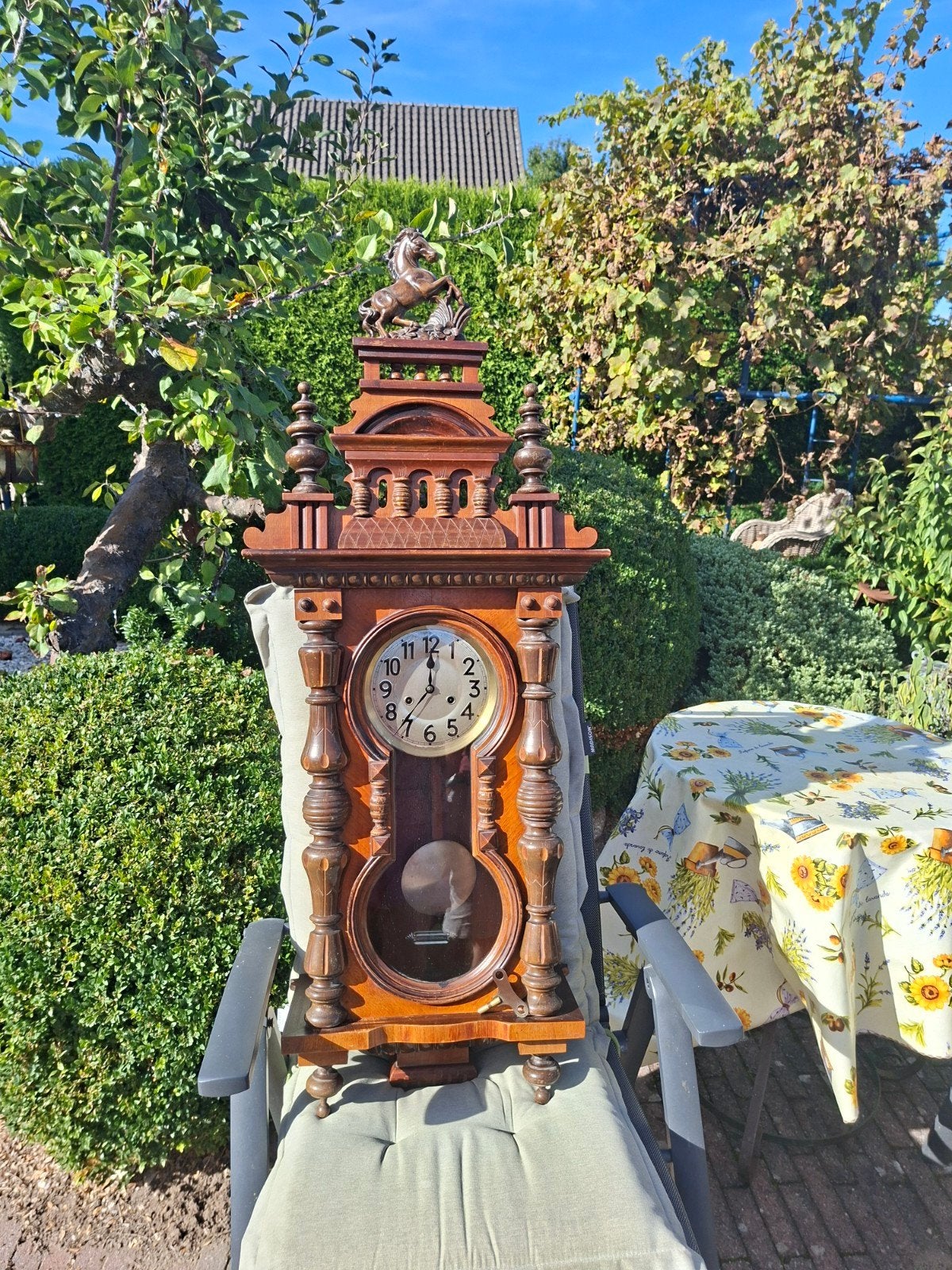 Antieke houten wandklok met paard sculptuur, Antiek en Kunst, Ophalen