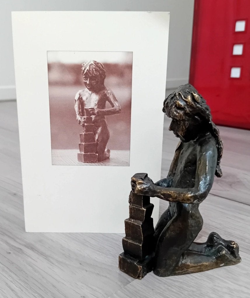 Brons beeldje meisje met blokken Astrid Veldhuyzen - Koppen, Verzenden