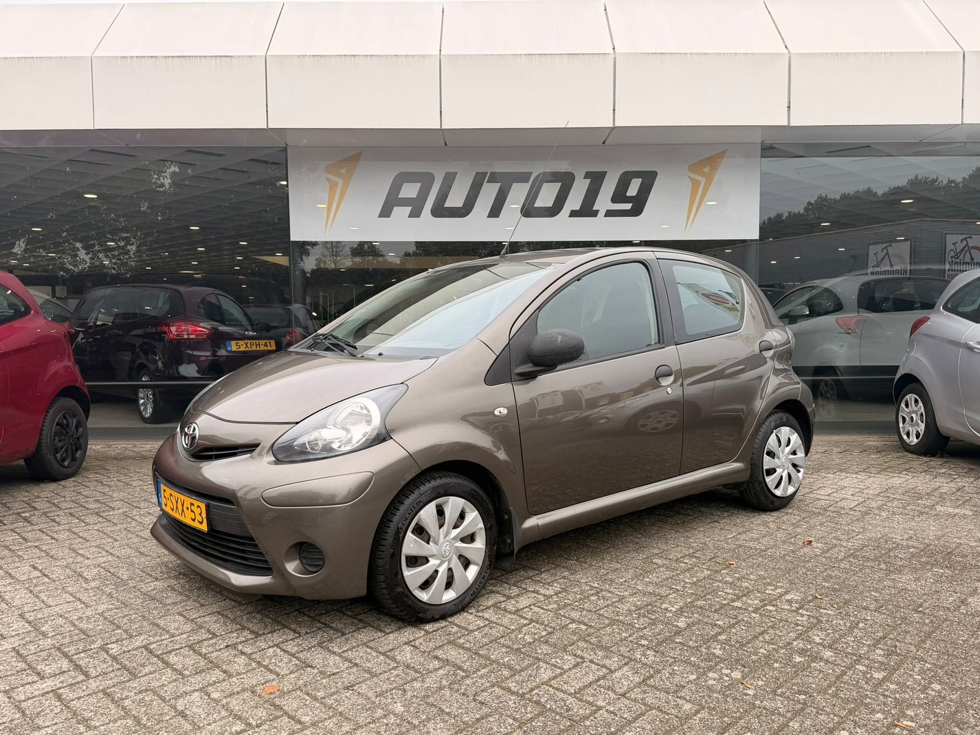 Toyota Aygo 1.0 VVT-i Now, Auto's, Voorwielaandrijving, Stof, Gebruikt, Bruin