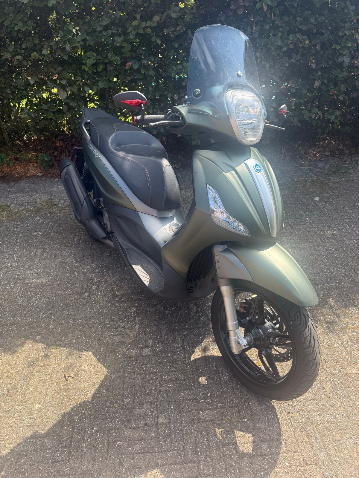 Piaggio Beverly 350 cc Motorscooter - mat groen, Fietsen en Brommers, Scooters | Piaggio, Gebruikt, Overige modellen, Maximaal 45 km/u