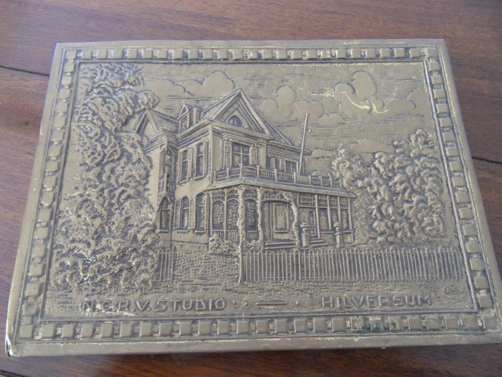 Koperen plaatje N.C.R.V. STUDIO -- HILVERSUM 26,5 X 19,5 CM., Ophalen of Verzenden, Gebruikt, Overige typen