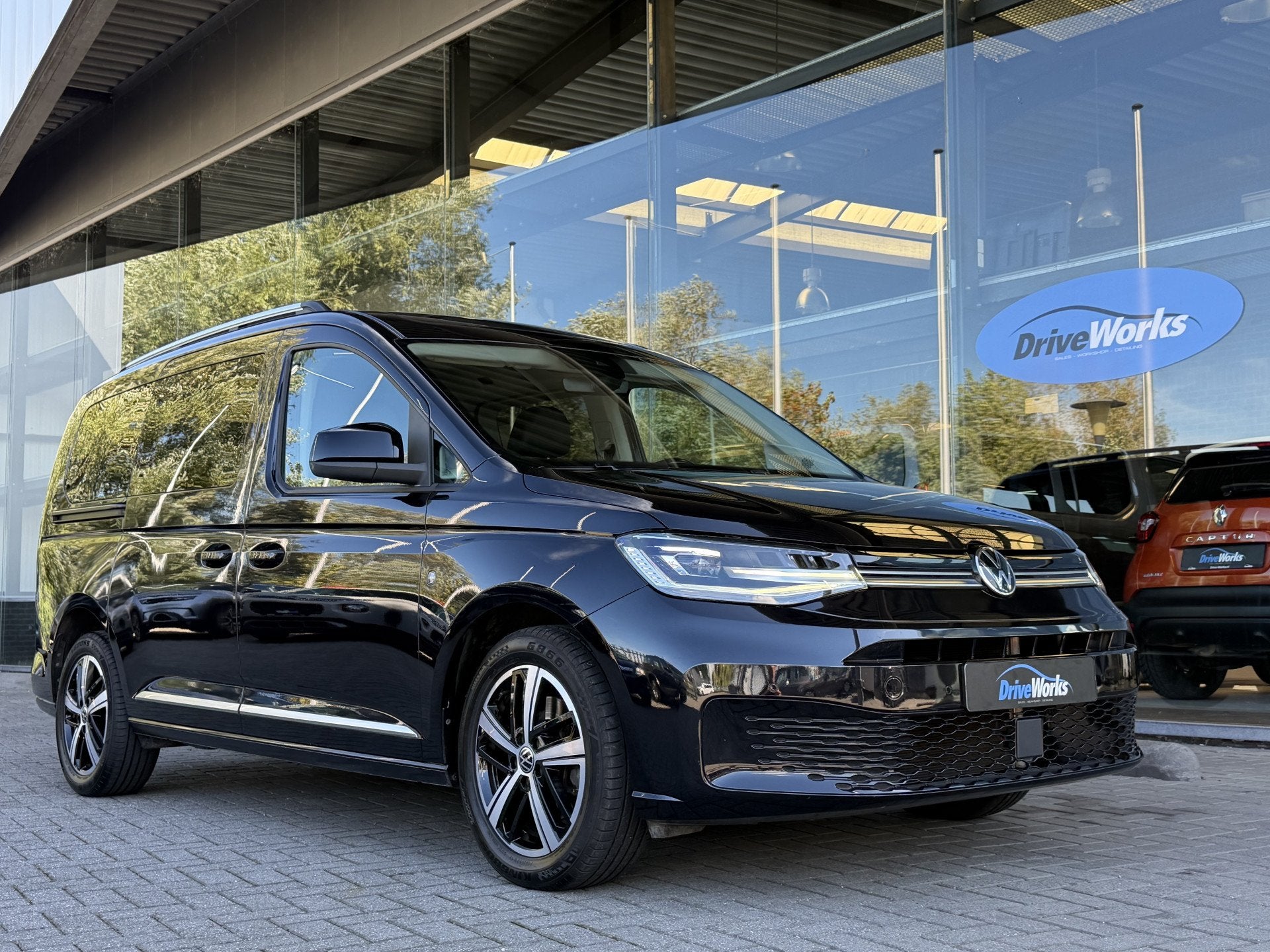 Volkswagen Caddy Maxi 1.5 TSI 7p | Highline | Pano | AGR sea, Auto's, 4 cilinders, Met garantie (alle), Zwart, Origineel Nederlands
